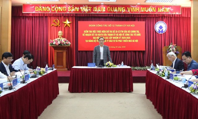 Đồng chí Nguyễn Ngọc Tuấn kiểm tra công tác tổ chức đại hội tại Đảng bộ Tổng Công ty Đầu tư và Phát triển nhà Hà Nội 